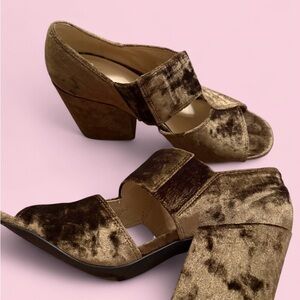 CAbi Olive Crushed Velvet Block Heel Open Toe Heels Retro Boho Shoes Size 8.5